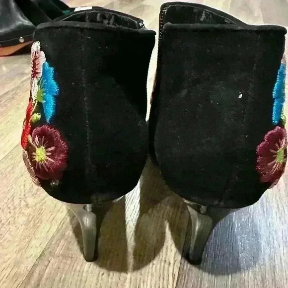 Beverly Feldman floral embroidered heeled boots - Picture 7 of 10